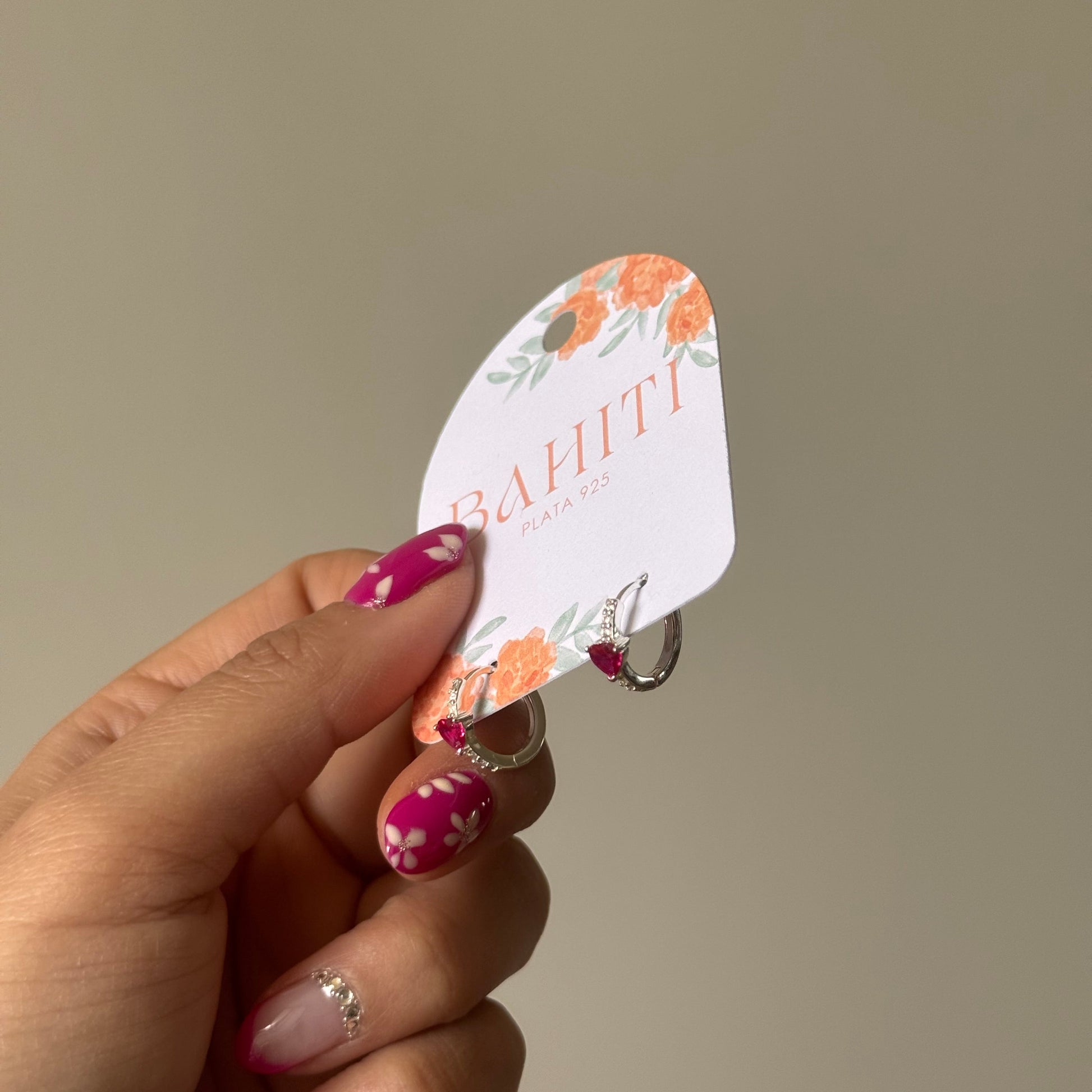 Argolla huggie corazón fucsia