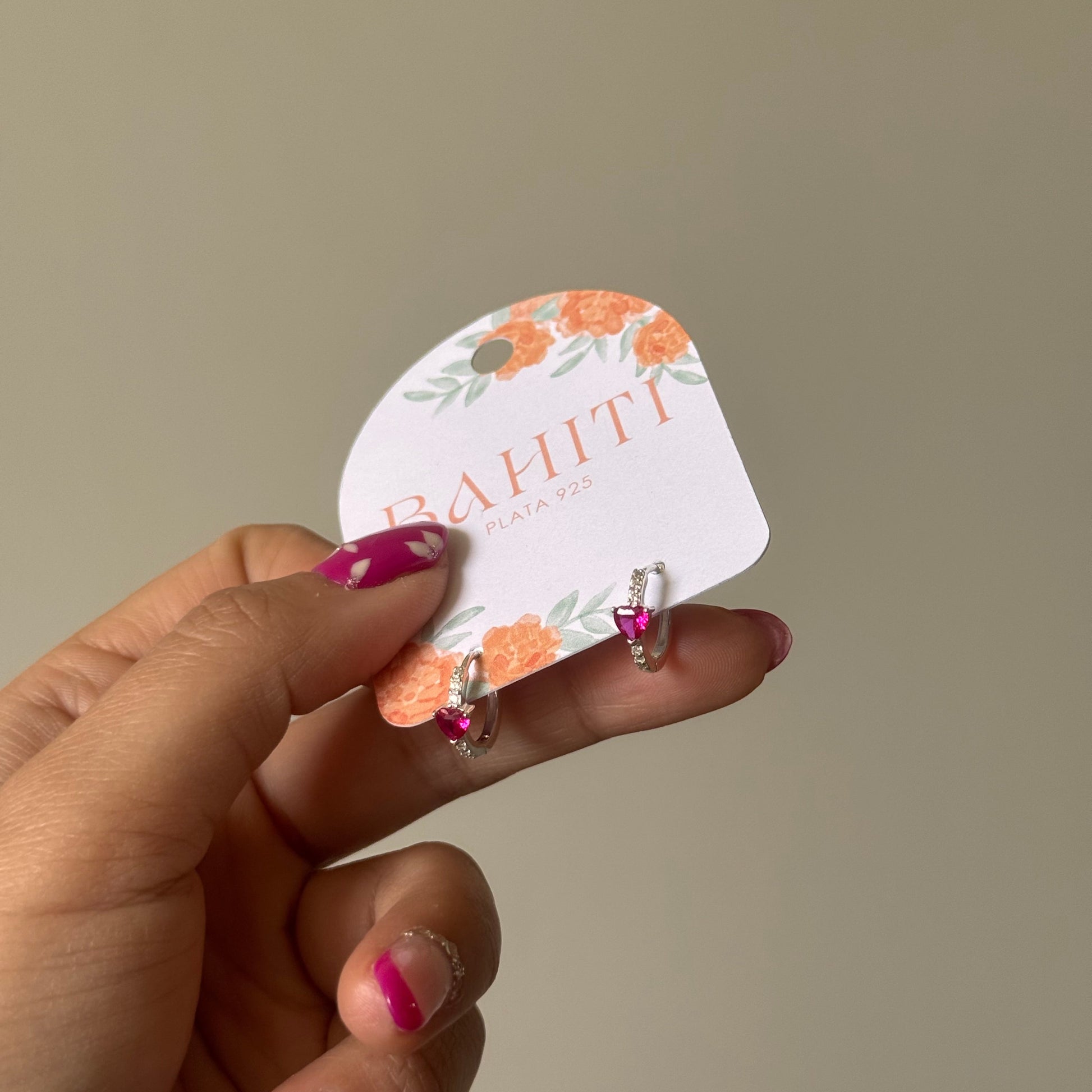 Argolla huggie corazón fucsia