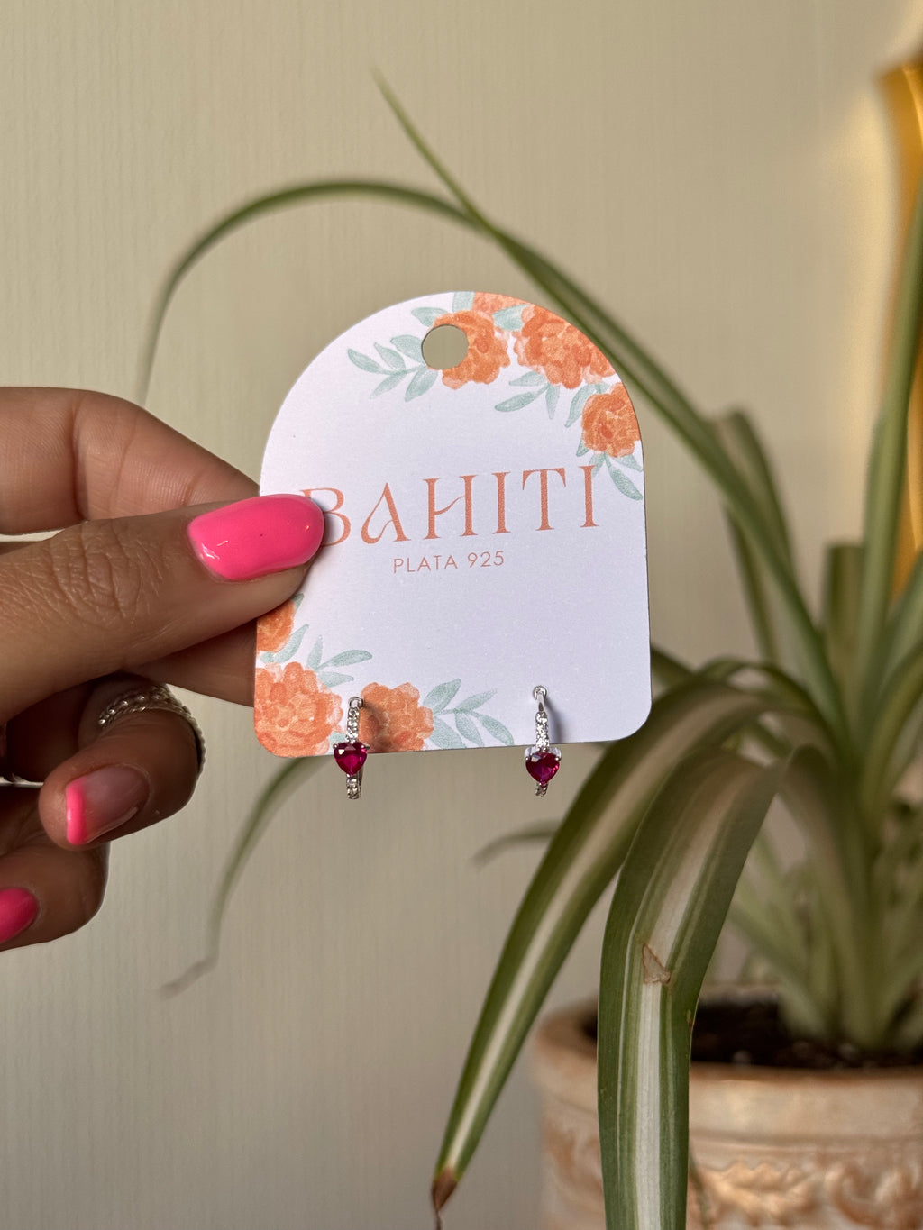 Argolla huggie corazón fucsia